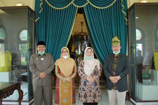 Wagub Sumbar Terkesan dengan Benda Peninggalan Kerajaan Kabupaten Siak